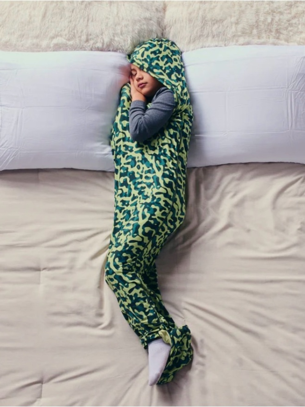 Hug Sleep Kids Hooded Sleep Pod Stretchy Calming Camo Clothing Size 7-10